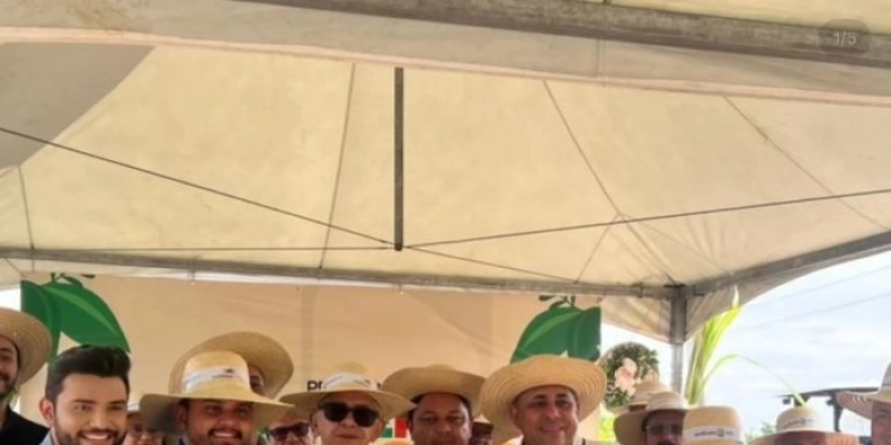 João Neto destaca fortalecimento da agricultura familiar com entrega de trator