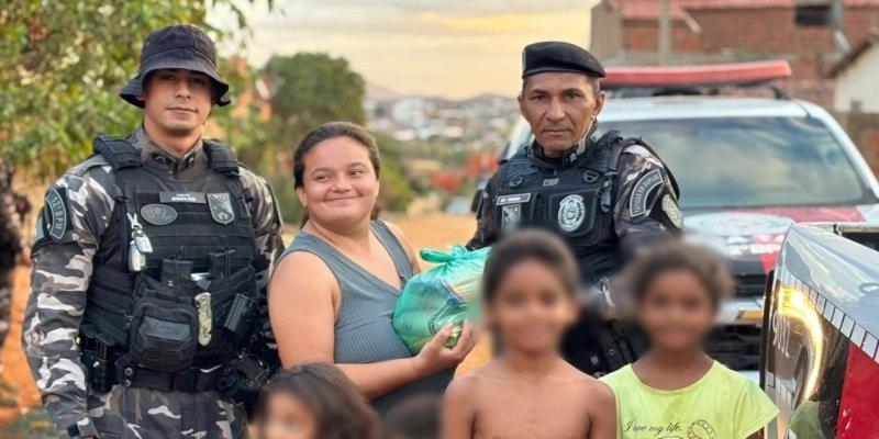 Policiais militares do 12º BPM entregam cestas básicas arrecadadas na campanha Natal Solidário 