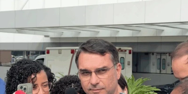 Flávio lê carta de Bolsonaro e oficializa pré-candidatura à Presidência