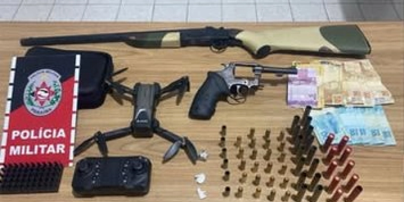 Menor é apreendido com arma de fogo e drogas na cidade de Pombal