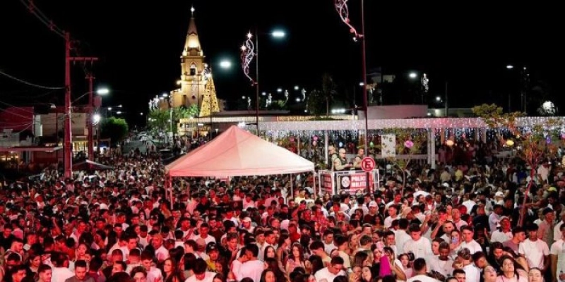 São José de Piranhas reúne multidão em Praça Pública para celebrar o Réveillon 2026
