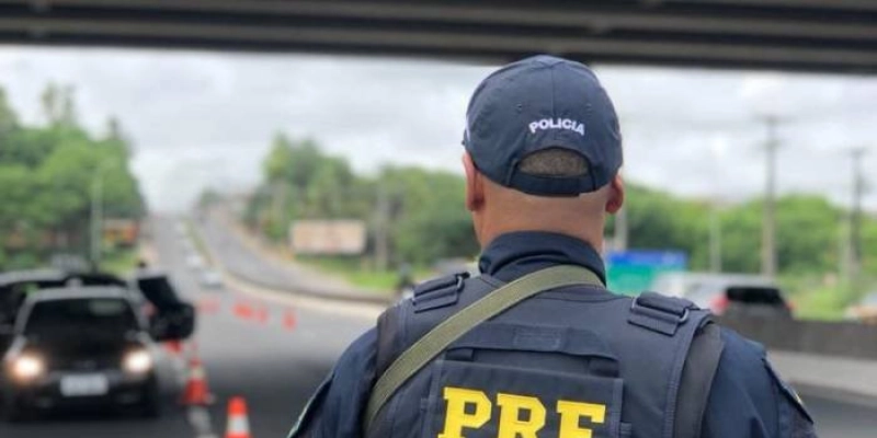 Motorista de 42 anos morre após carro sair da pista e pegar fogo na BR-101, na PB