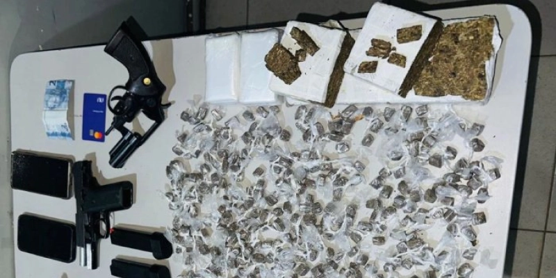 PM apreende armas e drogas com suspeitos de envolvimento em homicídio