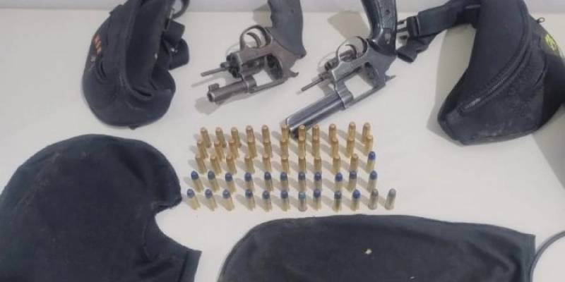 Presos suspeitos que estavam encapuzados e com armas na BR 230