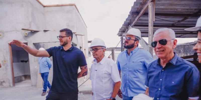 Cícero Lucena projeta entrega de mais uma escola em agosto e inspeciona pavimentação de rua no Rangel, que será entregue esta semana