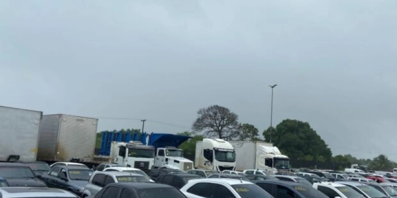 PRF leiloa mais de 800 veículos apreendidos na Paraíba nesta quinta-feira