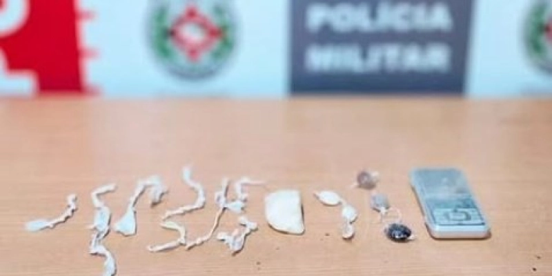 Polícia apreende drogas e balança de precisão em ponto conhecido pelo tráfico
