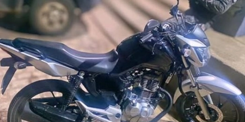 Motociclista é detido após manobras perigosas e perseguição policial em via movimentada 