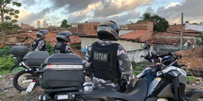 Homem invade casa, leva filho à força e ameaça ex-companheira durante a noite