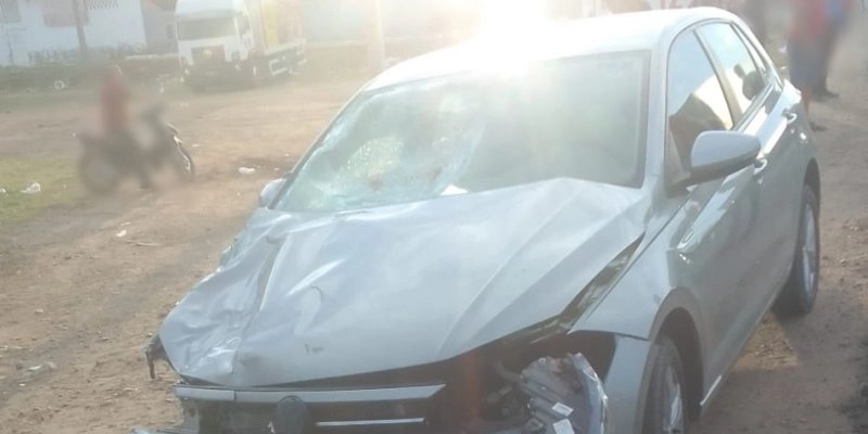 Grave colisão entre carro e moto deixa dois feridos na BR-230, em Sousa