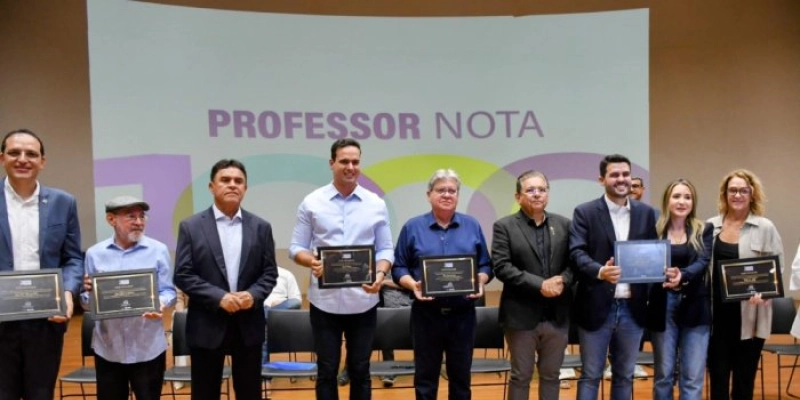 João Azevêdo entrega premiação a professores e escolas que promoveram avanços na aprendizagem dos alunos