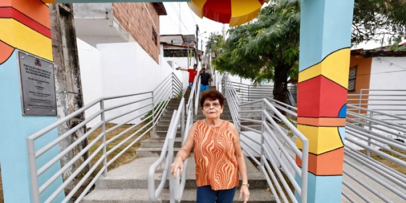 Cícero Lucena entrega requalificação da Escadaria Montrosa, garantindo melhoria de vida aos moradores do Roger