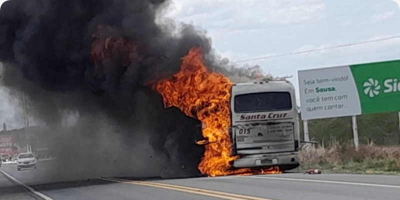 Ônibus da linha Sousa–Santa Cruz é destruído por incêndio na BR 230