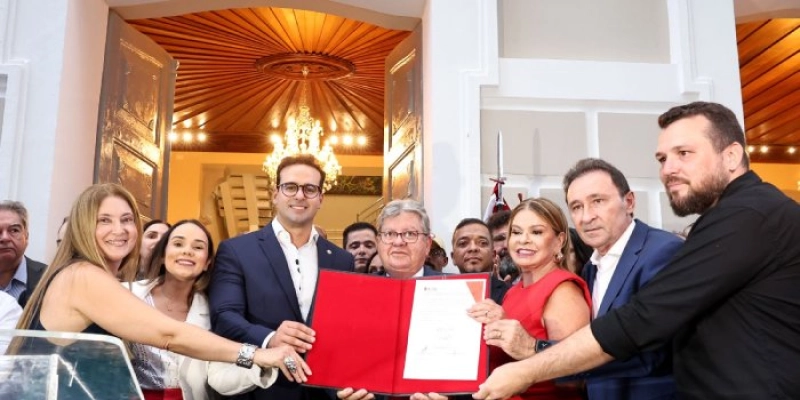 João Azevêdo entrega Palácio dos Despachos e diz que “obra traz o governo para o coração do nosso Centro Histórico”