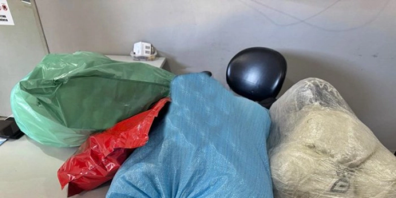 NA PB - PRF apreende 25 kg de maconha em porta-malas de veículo e detém pai e filho na BR-230 por tráfico de drogas