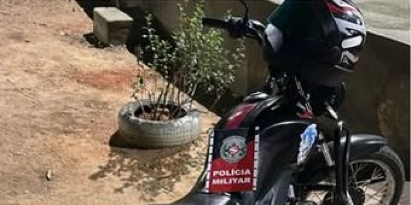 Polícia Militar recupera motocicleta roubada com ajuda de rastreador em residência onde funcionava ponto de venda de drogas em Cajazeiras