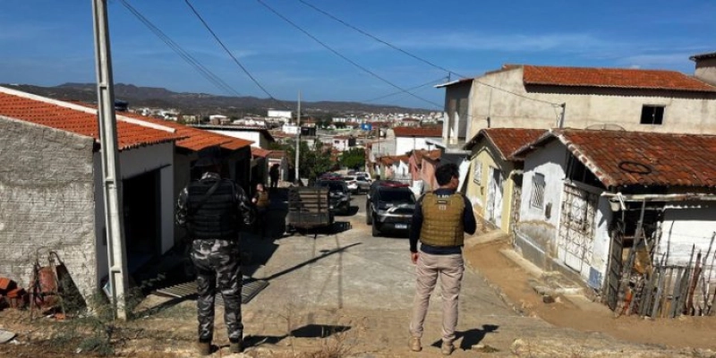 Polícia Civil deflagra operação contra o tráfico e prende duas pessoas 