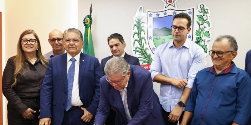 João Azevêdo autoriza construção de rodovia de R$ 33 milhões ligando Pocinhos a Olivedos