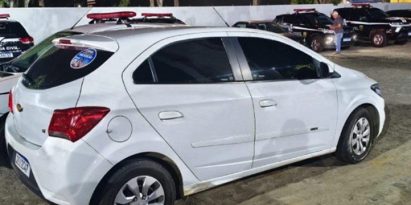 Polícia Militar recupera carro roubado e prende suspeito com arma em Campina Grande