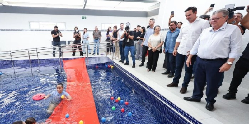 João Azevêdo entrega piscina terapêutica da Apae de Campina Grande