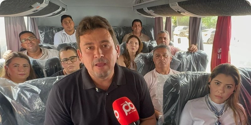 Helder entrega ônibus, carros-pipa e motos e reforça: “Sousa está no rumo do desenvolvimento”; Vídeo