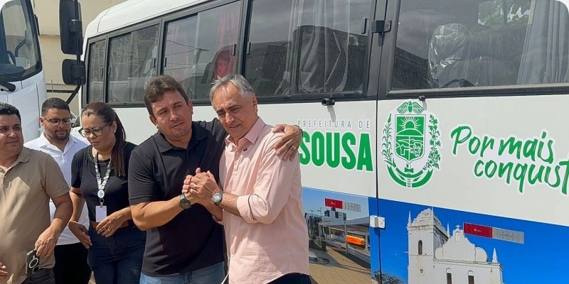 Luciano Cartaxo entrega ao prefeito de Sousa, Ônibus para a saúde, e trator, investimento de R$ 700 mil; Vídeo