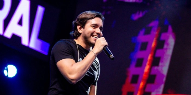 Cantor Victor Santos fecha gravações de DVDs no palco do Festival Forró Verão nesta quinta-feira