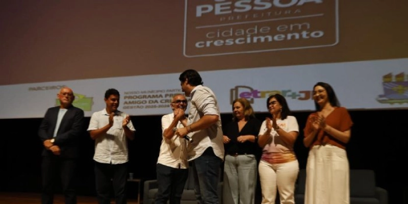 Cícero Lucena anuncia pagamento do ‘Escola Nota 10’ para educadores sociais e convoca novos profissionais para reforçar a inclusão nas escolas