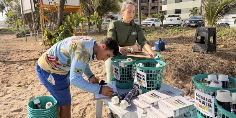 Projeto Minha Praia entrega lixeiras e porta-bitucas e orienta comerciantes sobre descarte correto de resíduos no Bessa