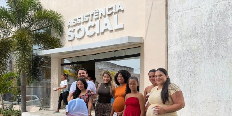 Prefeitura de Sousa entrega kits enxovais a gestantes do Programa Meu Bebê