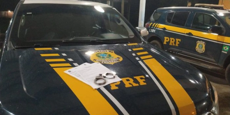 PRF captura foragido da Justiça e apreende entorpecentes durante fiscalização na BR-230