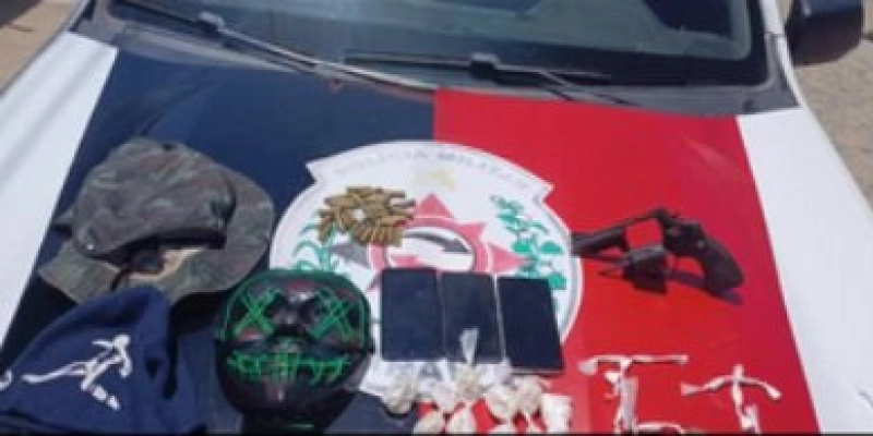 PM prende suspeitos por porte ilegal de arma de fogo e tráfico de drogas, no Sertão