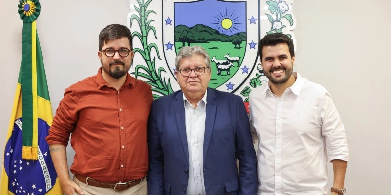 João Azevêdo recebe representantes dos professores e técnicos administrativos que celebram reajuste salarial de 10% e PCCR 