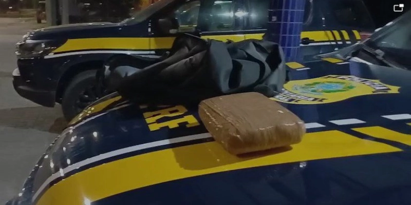 PRF na Paraíba tira de circulação motocicleta clonada, 1 kg de entorpecente e flagra carga irregular de cigarros