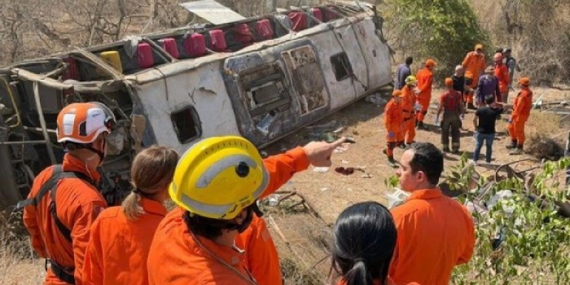 Capotamento de ônibus de romeiros deixa 16 mortos em Alagoas