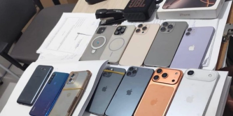 Polícia Militar recupera celulares iphone que foram roubados de loja na cidade de Cajazeiras