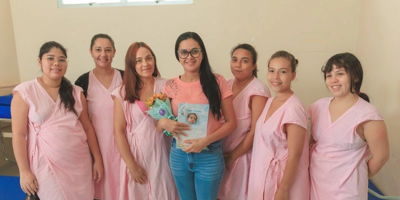 Bebê prematuro recebe festa de despedida e homenagens após alta do Hospital Edson Ramalho
