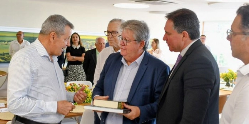 João Azevêdo e general do Exército tratam sobre parcerias nas áreas de Ciência e Tecnologia e combate aos efeitos da estiagem