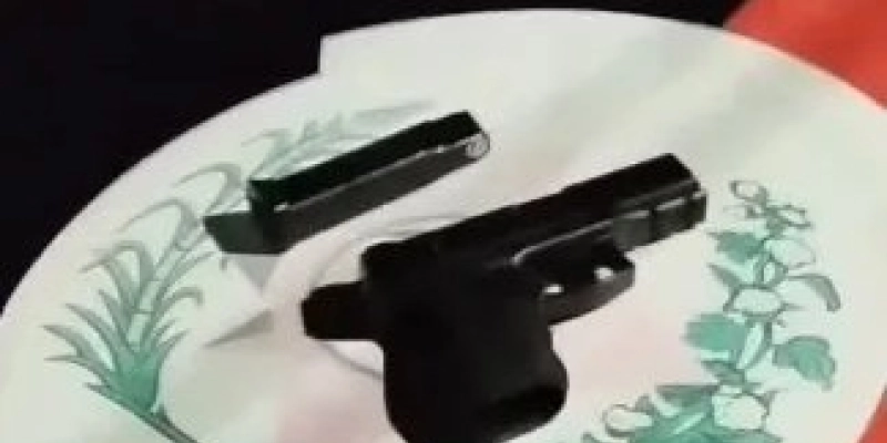 Polícia Militar apreende motocicleta adulterada e simulacro de arma de fogo, no Sertão