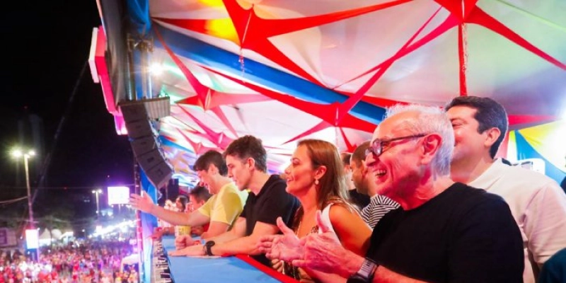 Cícero Lucena celebra o Muriçocas do Miramar, destaca tradição do Carnaval de rua e o crescimento no Via Folia, que reuniu multidão