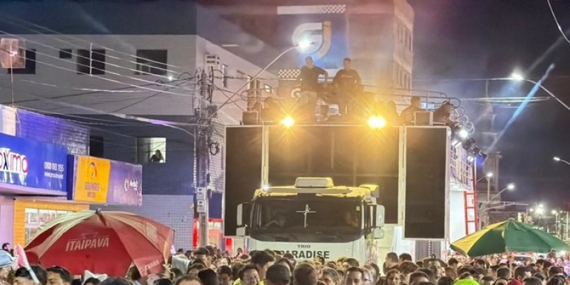Virgens Jurássicas arrastam multidão ao som de Aline Reis na abertura do SorriFolia 2026, em Sousa