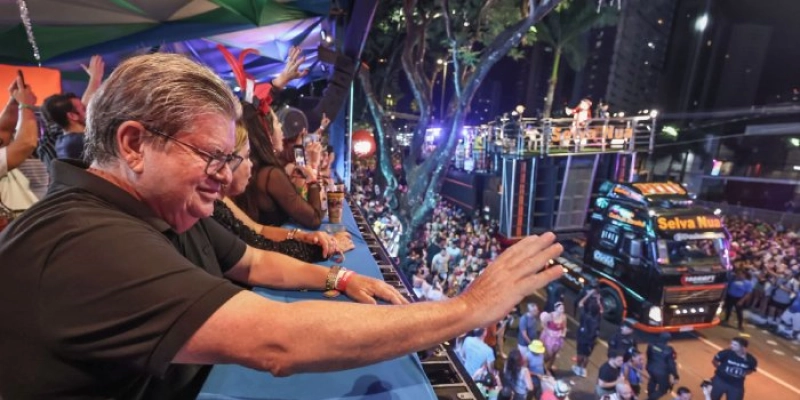 João Azevêdo prestigia 40° desfile das Muriçocas do Miramar e destaca investimentos do Governo no carnaval paraibano