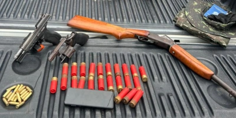 Polícia militar apreende armas com suspeitos que estariam planejando ataques