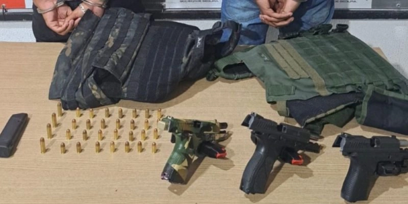 Polícia militar intercepta carro roubado e prende suspeitos após troca de tiros