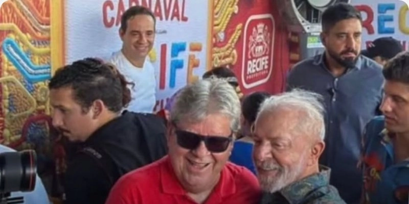João Azevêdo e Lula participam do Galo da Madrugada no Recife
