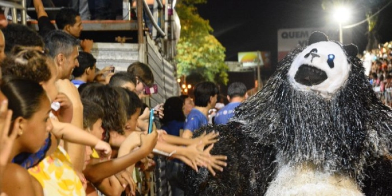 Desfiles de ala ursas e maracatus animam Carnaval Tradição nesta segunda-feira