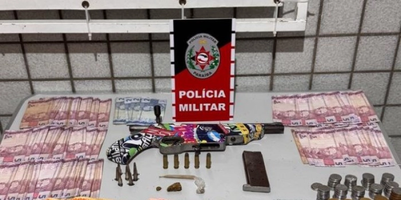Polícia Militar apreende arma e drogas durante abordagem em um bar, na PB