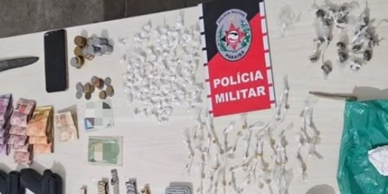 ROTAM prende casal por tráfico, apreende drogas e simulacros de arma em Cajazeiras