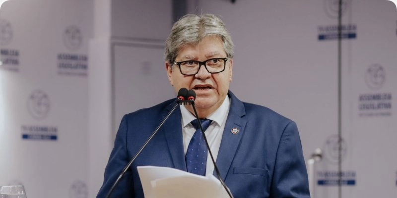 João Azevêdo nomeia 2 mil professores para a rede estadual de ensino