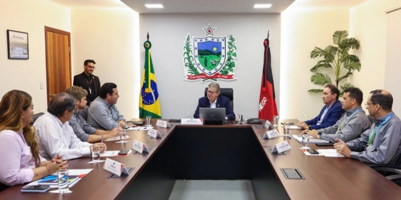 João Azevêdo e Energisa tratam sobre investimentos e melhorias da rede elétrica do Polo Cabo Branco, Ponte do Futuro e Centro Histórico da Capital 